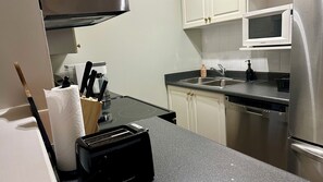 Private kitchen - Urban Downtown Condo with Panoramic Views (Calgary)