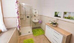 Shower, hair dryer, towels - Vacation apartment for 1-3 persons, 50 m², balcony, WLAN (Unterwössen)