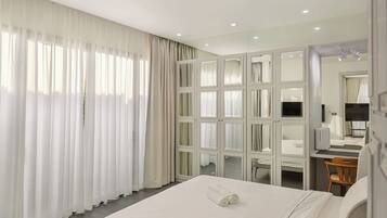 Een kluis op de kamer, een strijkplank/strijkijzer, gratis wifi