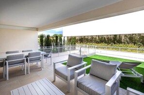 Outdoor dining - Casa Lagunas Mirasal (Torrevieja)