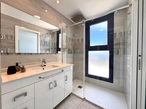 Hair dryer, towels - Luxury seafront apartment La Zenia – Sea Senses (Torrevieja)