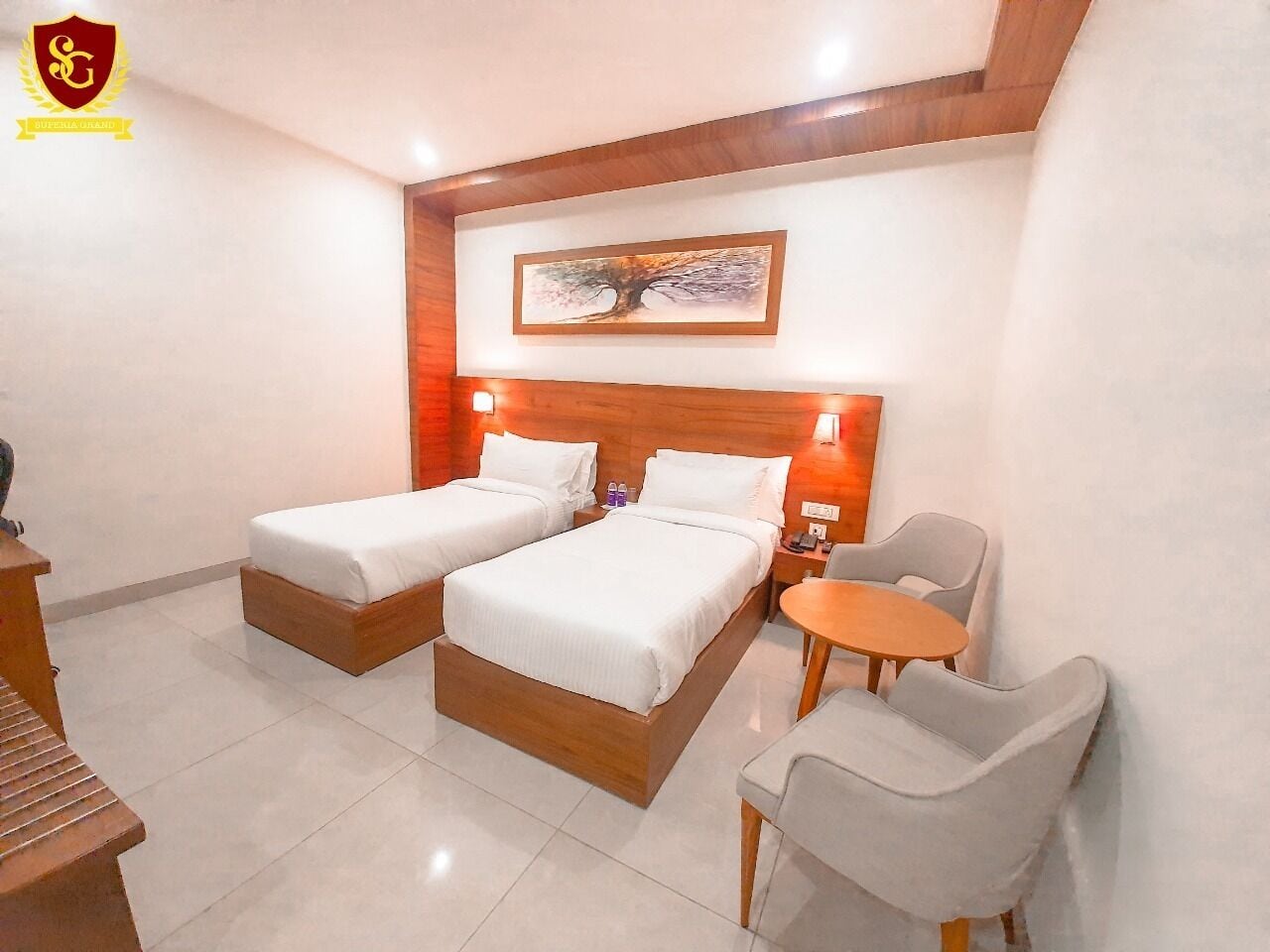 خزنة داخل الغرفة وتجهيزات عازلة للصوت ومكواة/لوح كي وواي فاي مجانًا