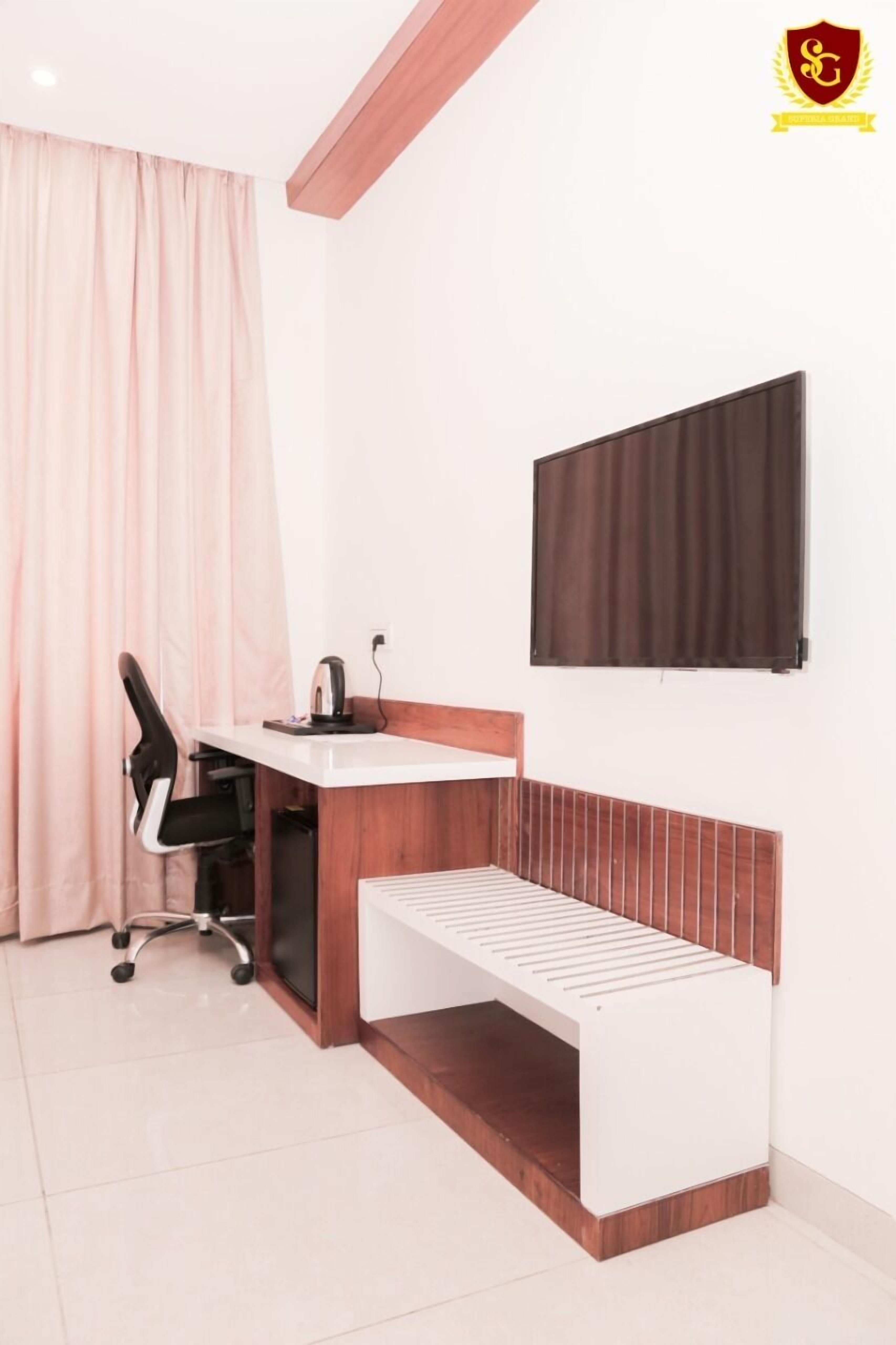 In-room safe, soundproofing, iron/ironing board, free WiFi