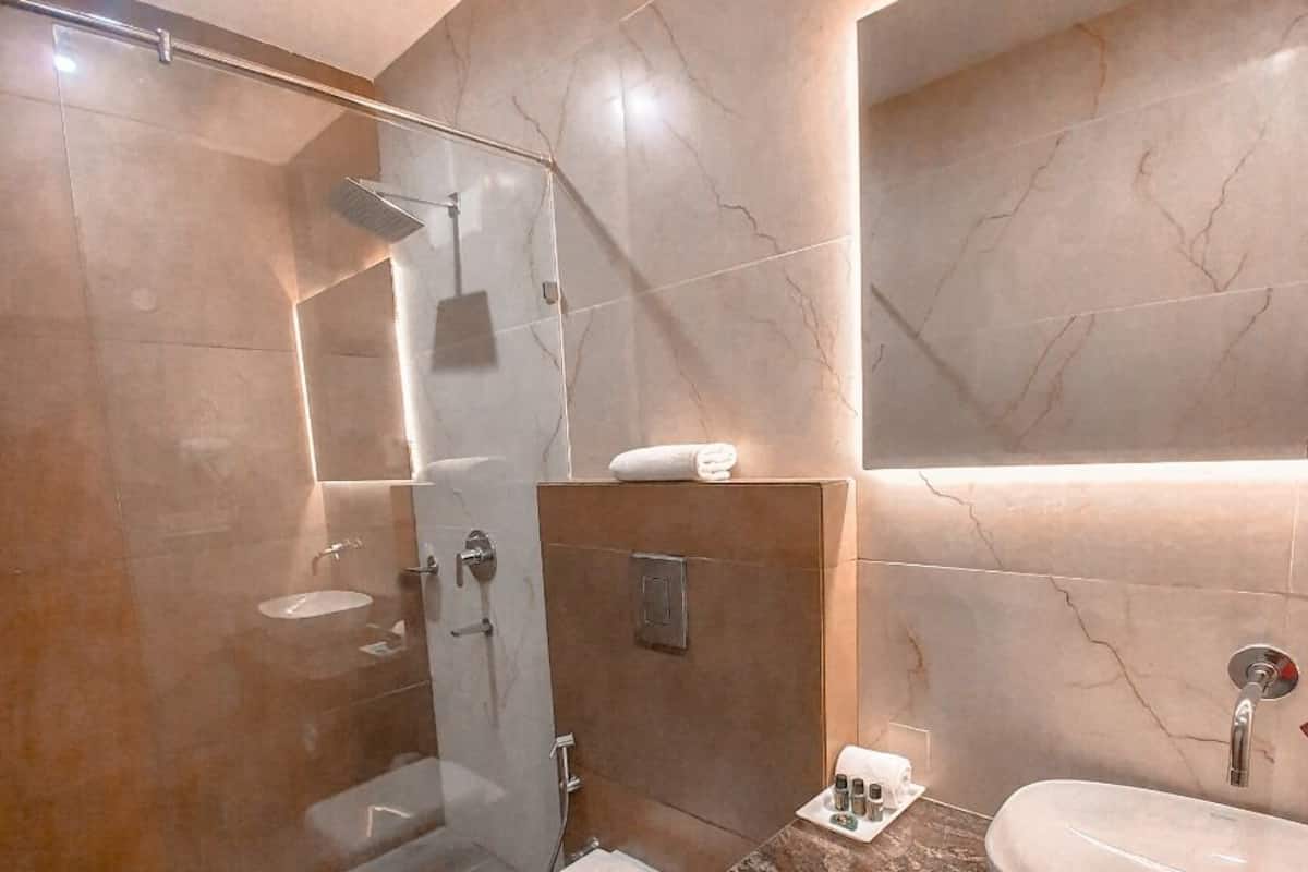 Deluxe Double or Twin Room | Bathroom | Shower, free toiletries, hair dryer, slippers