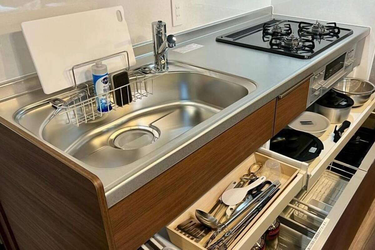 Standard Room, Non Smoking | Private kitchen | Fridge, microwave, stovetop, cookware/dishes/utensils