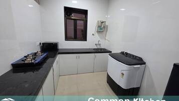 Kühlschrank, Herdplatte, Kochgeschirr/Geschirr/Besteck