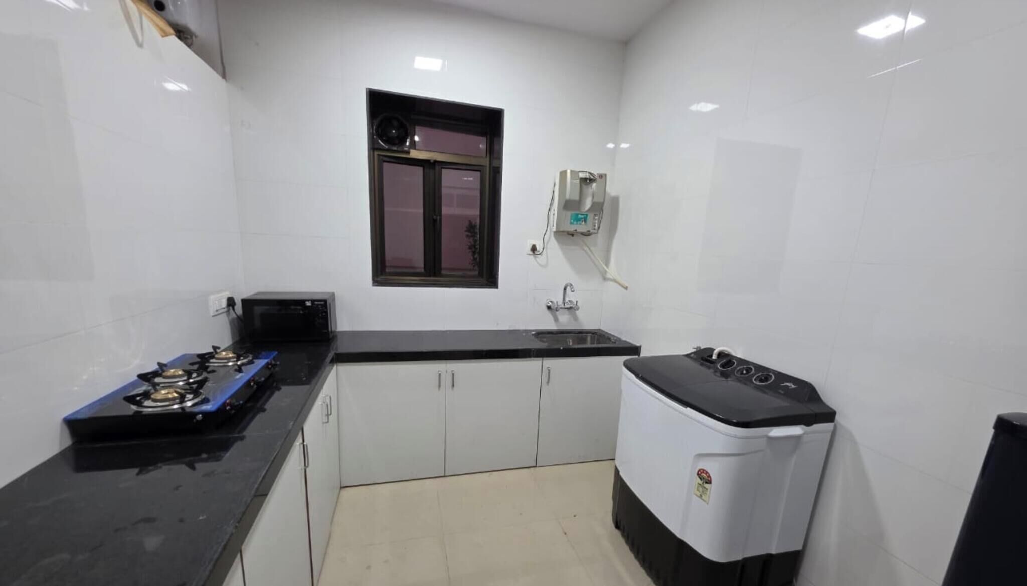 Kühlschrank, Herdplatte, Kochgeschirr/Geschirr/Besteck