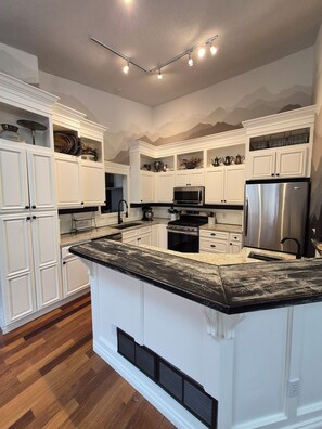 Microonde, forno, piano cottura, lavastoviglie