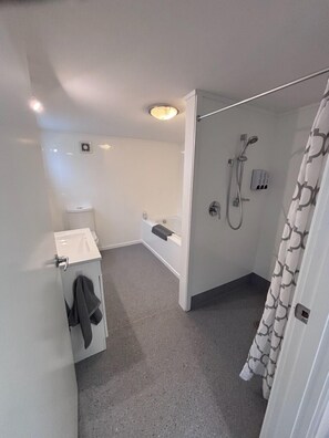 Sèche-cheveux, serviettes fournies, savon, papier toilette