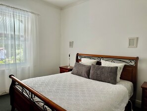 Fer et planche à repasser, accès à Internet, literie fournie