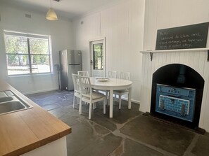 Dining - Clare Cottage on Wendouree, adjacent the Riesling Trail (Clare)