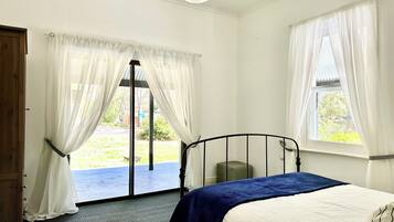 3 bedrooms, iron/ironing board, Internet, bed sheets