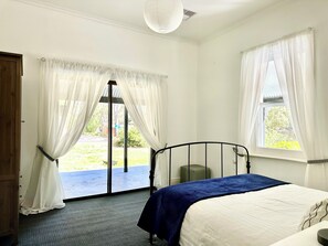 Fer et planche à repasser, accès à Internet, literie fournie