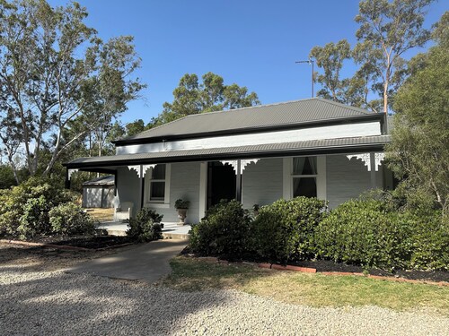 Clare Cottage on Wendouree, adjacent the Riesling Trail