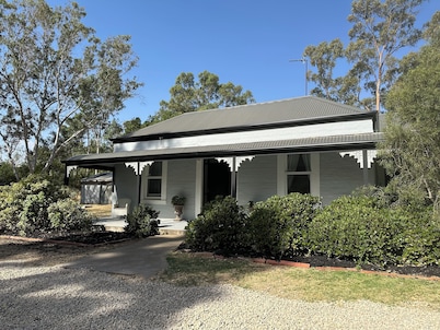 Clare Cottage on Wendouree, adjacent the Riesling Trail