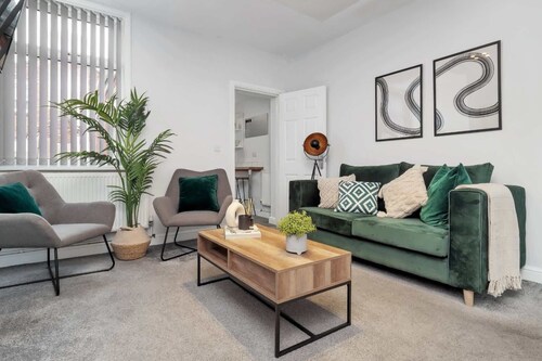 3BR House | Free Street Parking | Open-Plan Living