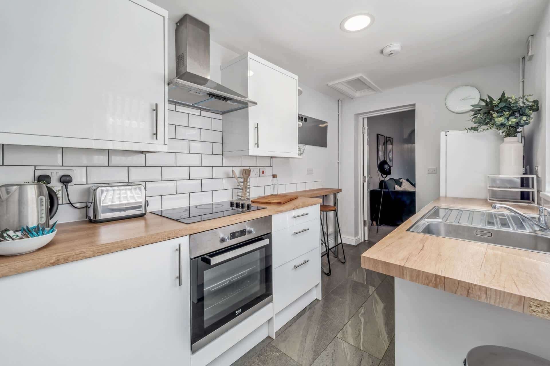 Jääkaappi, mikroaaltouuni, uuni, liesi