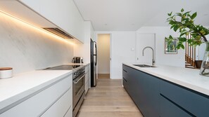 Fridge, oven, stovetop, dishwasher - Miss Issy in Parkdale (Parkdale)