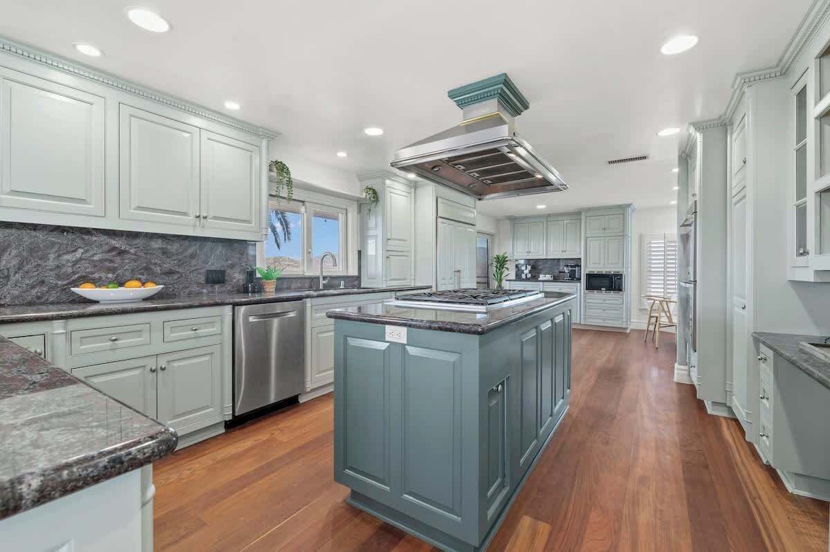 Kylskåp, mikrovågsugn, ugn och spishäll