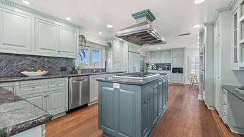 Kylskåp, mikrovågsugn, ugn och spishäll