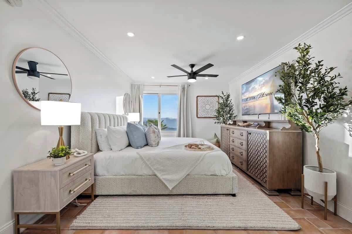 Een strijkplank/strijkijzer, reisbedje, wifi, beddengoed