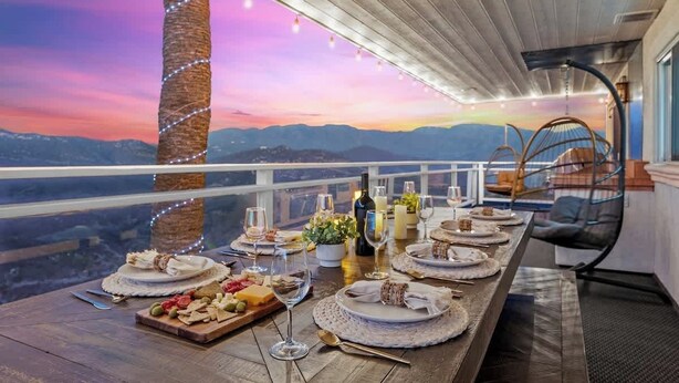 Una mesa de comedor lista para una comida, con vistas a las montañas.