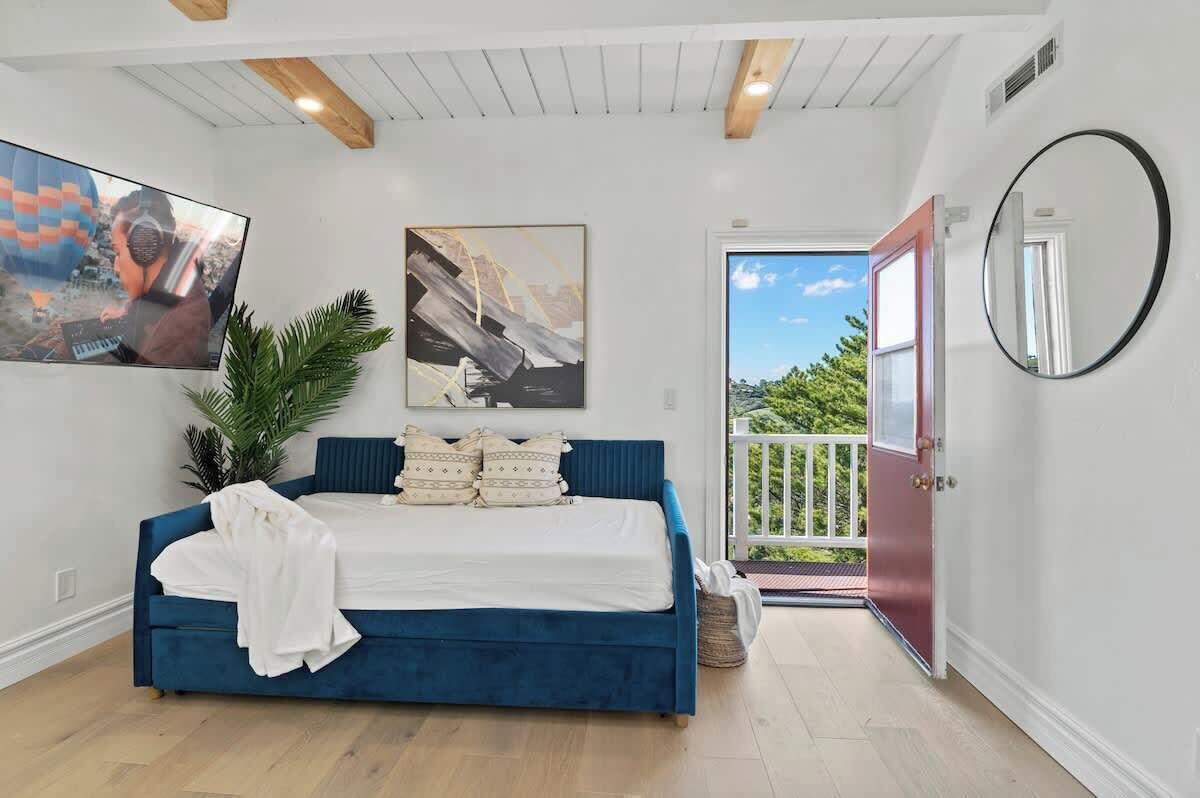 Strykjärn/strykbräda, resesäng, wi-fi och sängkläder