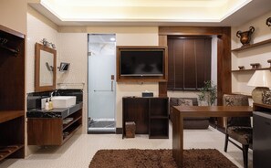 Premier Deluxe King Room | Blackout curtains, free WiFi