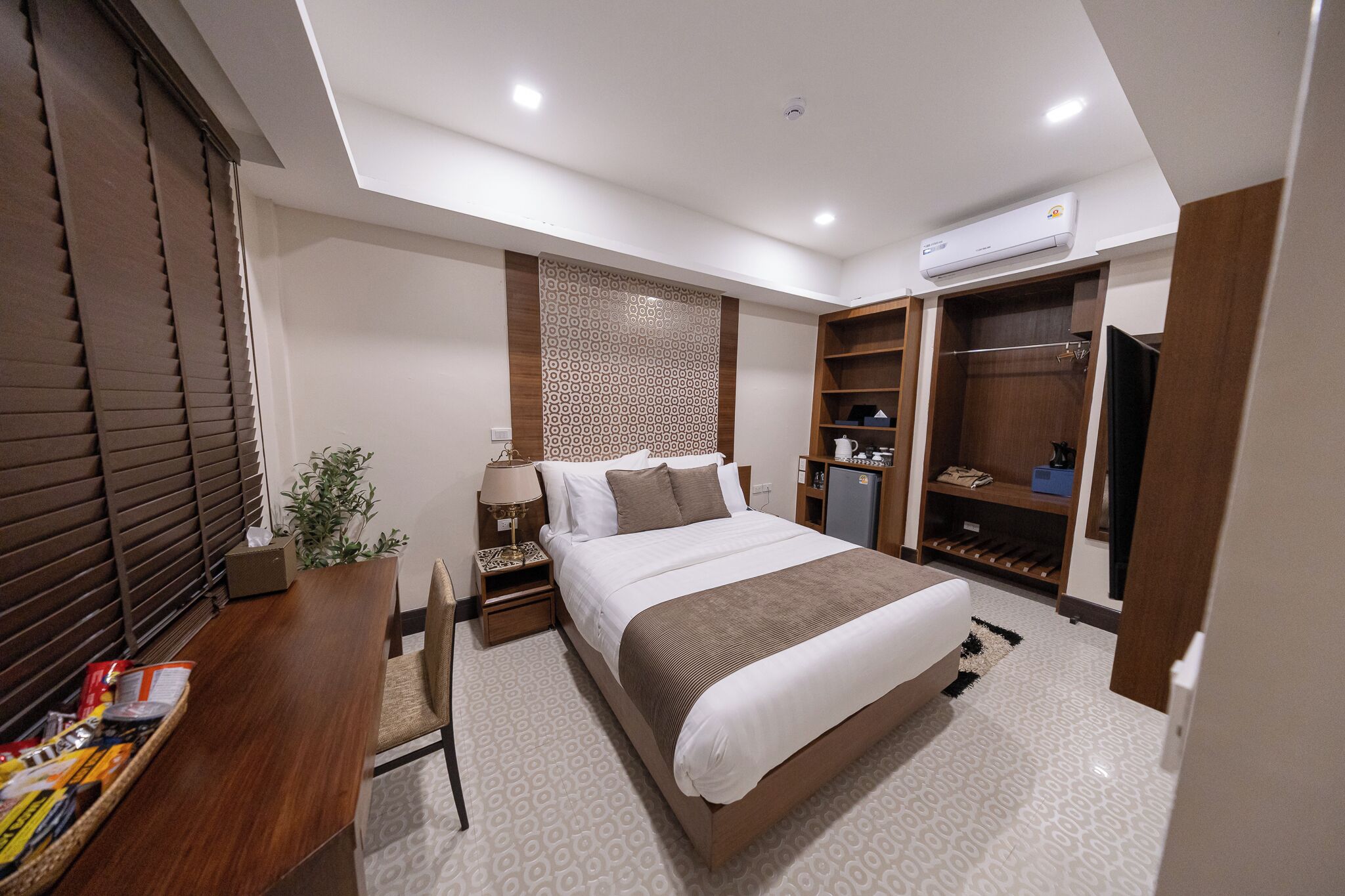 Superior Queen Room | Blackout drapes, free WiFi