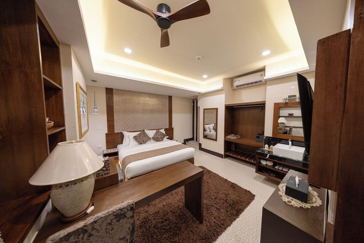 Premier Deluxe King Room | Blendingsgardiner og wi-fi (inkludert)