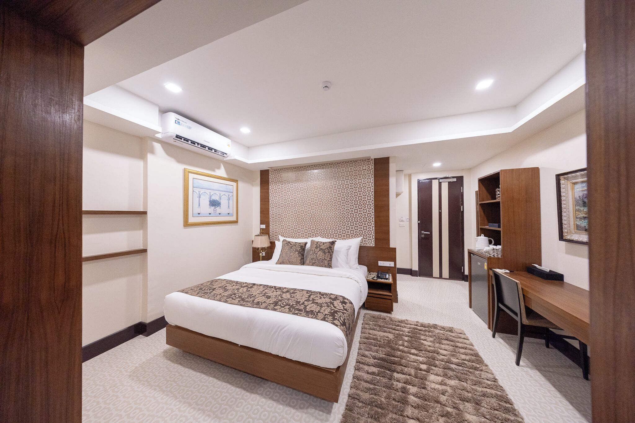 Blackout curtains, free WiFi