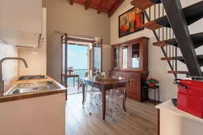 Private kitchen - Casa Bella Vista Levo Stunning Lake Views - Panoramic Balcony & Private Parking (Piemonte)