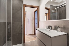 Shower, hair dryer, bidet, towels - Casa Bella Vista Levo Stunning Lake Views - Panoramic Balcony & Private Parking (Piemonte)