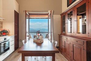 Private kitchen - Casa Bella Vista Levo Stunning Lake Views - Panoramic Balcony & Private Parking (Piemonte)
