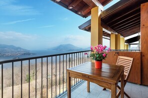 Outdoor dining - Casa Bella Vista Levo Stunning Lake Views - Panoramic Balcony & Private Parking (Piemonte)