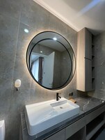 Villa de lujo, 3 habitaciones, piscina privada | Baño | Zapatillas y bidé