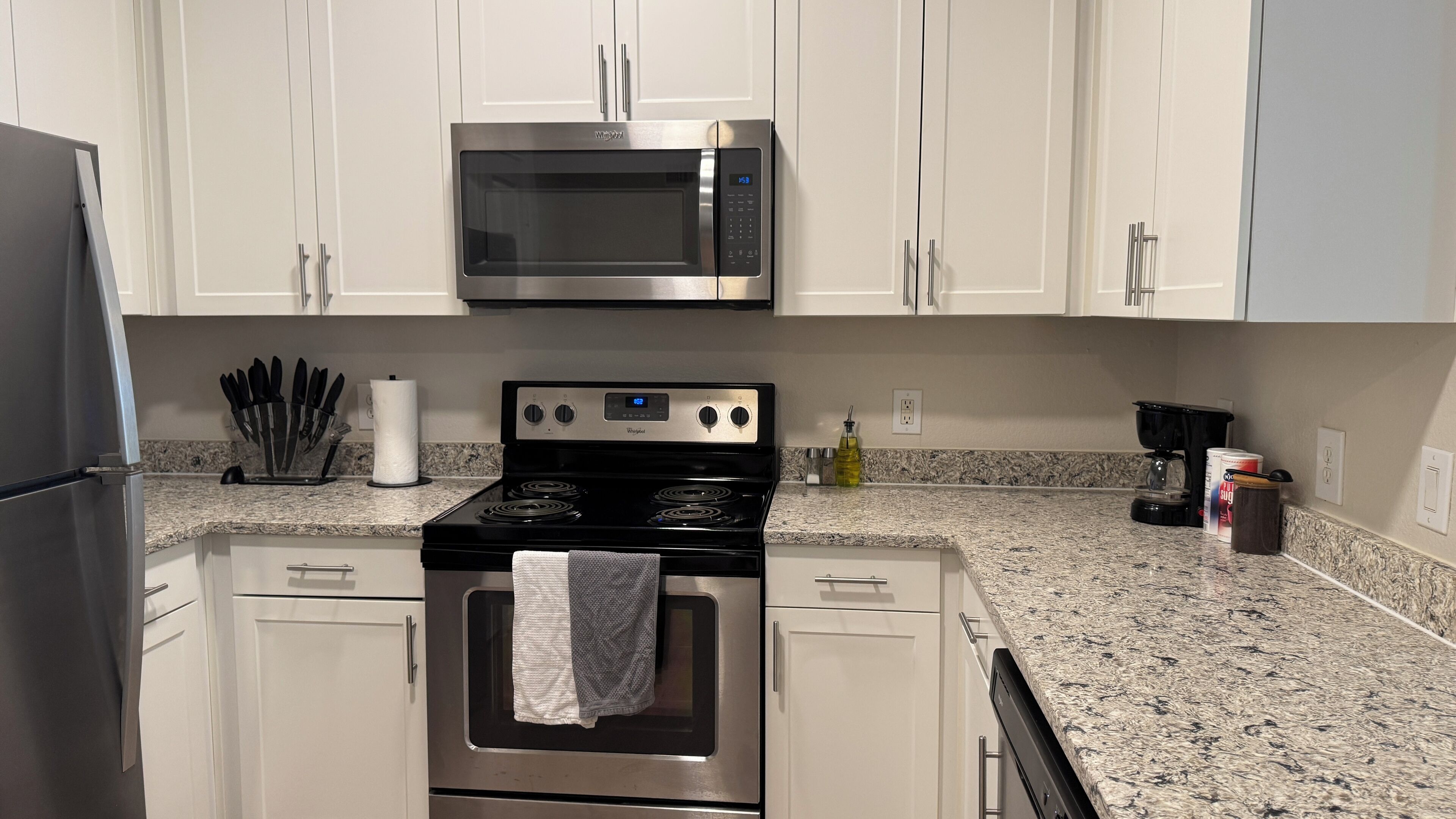 Kjøleskap, mikrobølgeovn, ovn og kokeplater