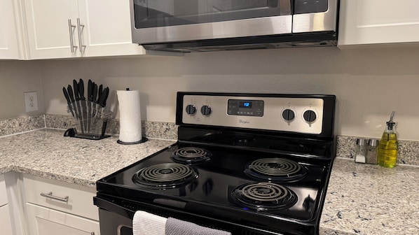 Kjøleskap, mikrobølgeovn, ovn og kokeplater