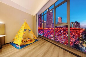 Traditional Room, City View | Children's area - Echarm Hotel JiefangbeiPedestrianStreet (Chongqing)
