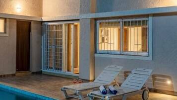 Deluxe-huvila, parveke, vuoristonäköala | Uima-allas | Ulkouima-allas