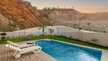 Villa Deluxe, balcone, vista montagna | Piscina | Piscina all'aperto