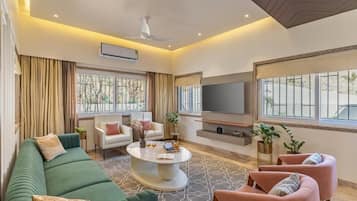 Deluxe Villa, Balcony, Mountain View | Living area