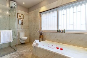 ดีลักซ์วิลล่า, ระเบียง, วิวภูเขา | ห้องน้ำ | รองเท้าสวมภายในห้อง