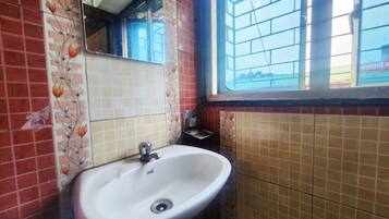 Standard Double Room | Bathroom | Shower, towels, soap, shampoo