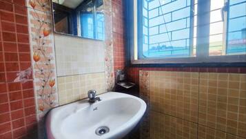 Deluxe Double Room | Bathroom sink