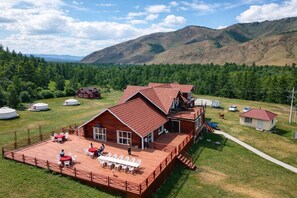 Outdoor dining - Gegeen Sugnugur Tourist camp (Batsumber)