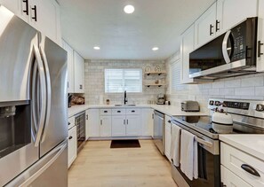 Fridge, microwave, oven, stovetop - Old Town Scottsdale Condo-Walk to Dining, Pool (Scottsdale)