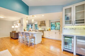 Jääkaappi, mikroaaltouuni, liesi, astianpesukone