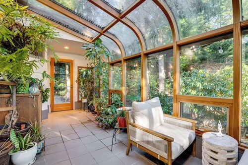 Luxe Redmond Family Home: Sauna, Solarium & Creek