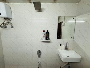 Chuveiro, toalhas de banho, sabonete, shampoo